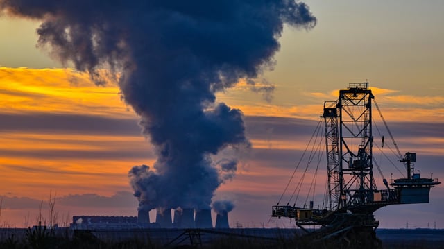 Wasserdampf steigt im Sonnenuntergang am frühen Abend aus den Kühltürmen des Braunkohlekraftwerks Jänschwalde.