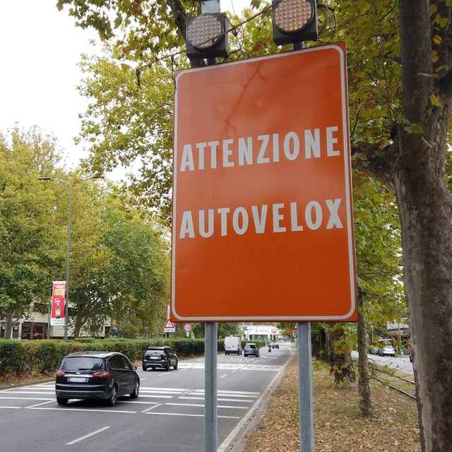 Autovelox heißen die Blitzer in Italien. Jetzt werden Autofahrer deutlicher vor ihnen gewarnt.