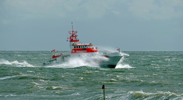 Eine mit fast 150 Menschen besetzte Fähre ist zwischen den Ostseeinseln Hiddensee und Rügen auf Grund gelaufen und musste von Seenotrettern freigeschleppt werden. Grund war offenbar ein technischer Defekt. Menschen kamen nicht zu Schaden.