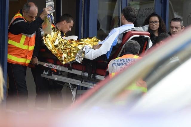 La justice s’est prononcée jeudi 19 juin 2025 pour un non-lieu général dans l’affaire de l’accident routier de Puisseguin. Ici, un pompier évacue un blessé dans l’accident, le 23 octobre 2015.