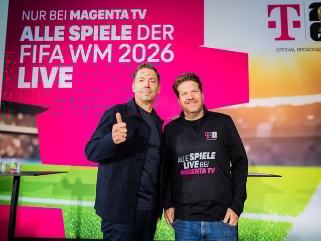 Die Telekom, hier Wolfgang Metze (Privatkunden-Geschäftsführer) und Arnim Butzen (TV-Chef), überträgt die Spiele von vier Fußball-Weltmeisterschaften.