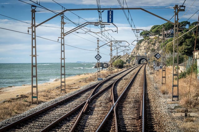 Un tramo de doble vía de la R1 de Rodalies entre Mataró y Barcelona.