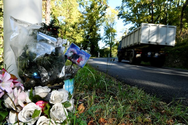 Un camion passe le 18 octobre 2016 sur le site de l'accident de Puisseguin, en Gironde, qui avait fait 43 morts en 2015
