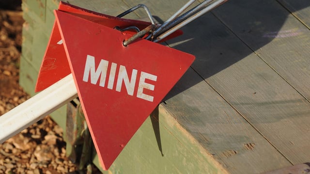 Ein Warnschild mit der Aufschrift "Mine".