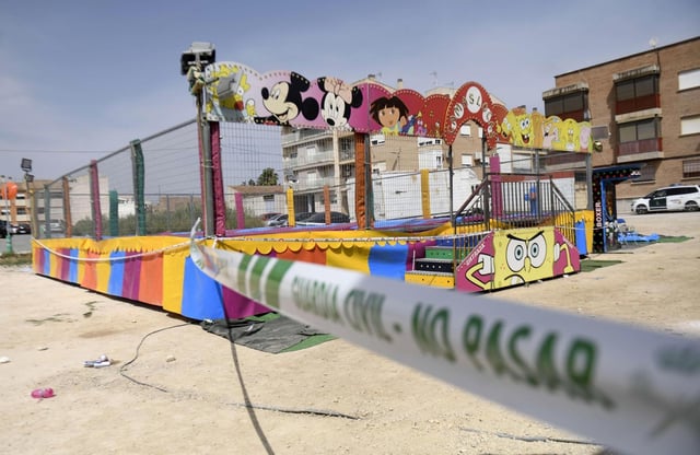 Precinto de la Guardia Civil en las camas elásticas en las que murió una niña de dos años en Alquerías.