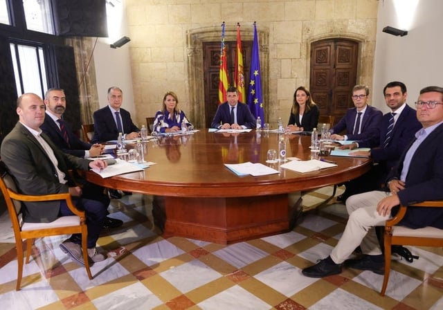 El presidente de la Generalitat, Carlos Mazón, junto a otras autoridades en la reunión del plan integral antiokupación