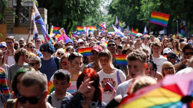 Teilnehmer marschieren während der Pride-Parade in Budapest. (Archivbild: 22. Juni 2024)