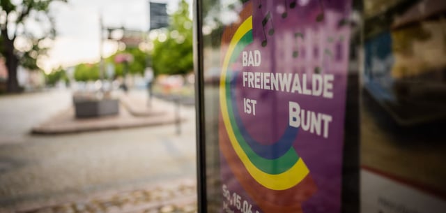 Ein Plakat der Kundgebung „Bad Freienwalde ist bunt“ am Marktplatz von Bad Freienwalde