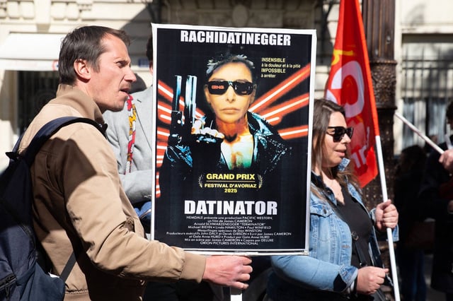 Dans une manifestation à l'appel des syndicats contre la réforme de l'audiovisuel public, à Paris, le 1er avril 2025.