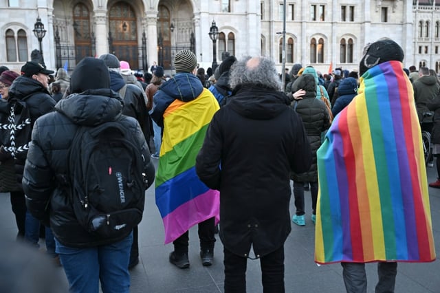 Manifestation devant le Parlement à Budapest contre l'interdiction de la marche annuelle des fiertés, le 18 mars 2025 en Hongrie