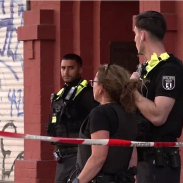 In Berlin wurde ein 76-jähriger Arzt bei einem Überfall getötet. Die Mordkommission ermittelt. Der Arzt, bekannt als "Schwurbelarzt", starb trotz Reanimationsversuchen. Die Obduktion bestätigt, dass es kein natürlicher Tod war. Die wahrscheinlichste Todesursache sei Ersticken. Kurz zuvor stand er vor Gericht wegen Beleidigung des Ex-Wirtschaftsministers Habeck. Ein Zusammenhang zwischen Prozess und Tod des Arztes liegt bisher nicht vor.