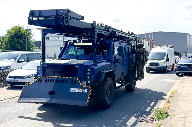 Das SEK war mit dem gepanzerten Fahrzeug Survivor in Winsen im Einsatz.