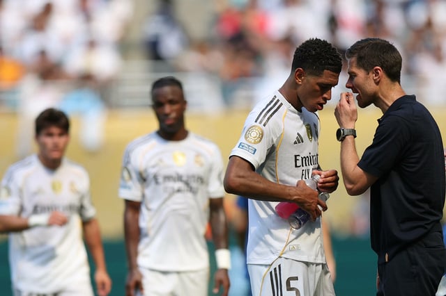 Bei seinem Debüt als Real-Trainer schickte Xabi Alonso (r.) auch Jude Bellingham aufs Feld.