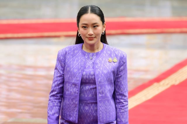 Ihre Regierung steht womöglich vor dem Kollaps - nun hat sich Thailands Ministerpräsidentin Paetongtarn Shinawatra für ein umstrittenes Telefonat mit Kambodschas früherem Regierungschef Hun Sen entschuldigt.