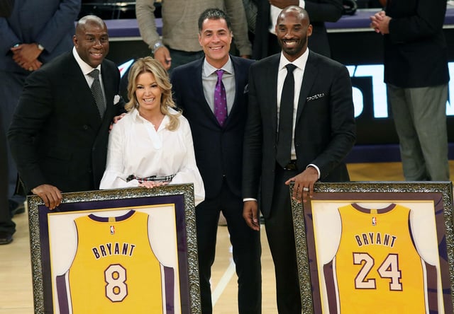 Jeanie Buss (2.v.l.) ist die Präsidentin der LA Lakers, bei denen der im Jahr 2020 verstorbene Kobe Bryant (r.) zur Legende wurde.