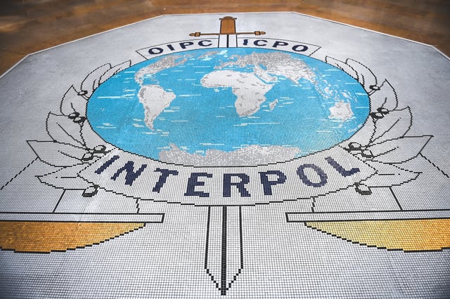 L’ex-ministre est soupçonné d’avoir participé à l’effacement de notices rouges d’Interpol visant des criminels en fuite.