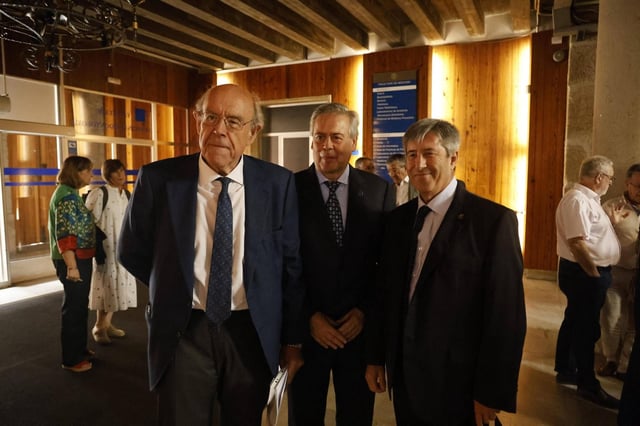 Desde la izq., Julián Álvarez Escudero, Antonio Gomez Caamaño y José Martín Carreira, nuevo decano de la Facultade de Medicina de Santiago.