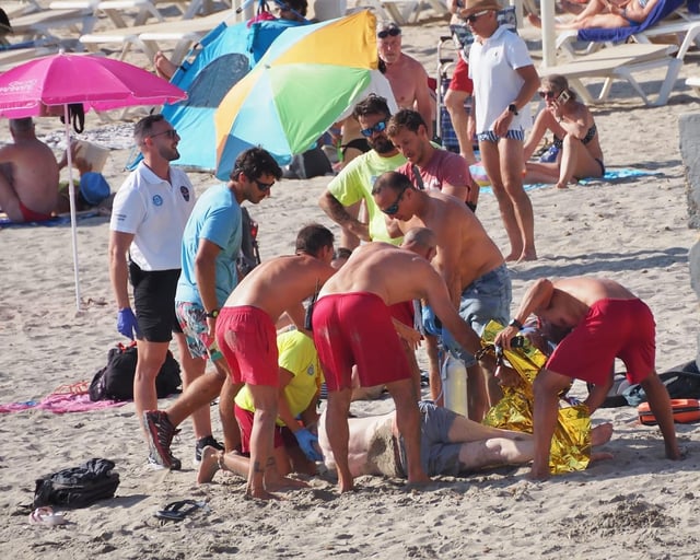 Los socorristas rescataron al hombre, este miércoles, en la playa Torà.