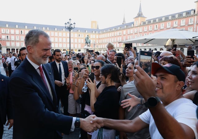 El Rey, el miércoles, asiste a un concierto en la Plaza Mayor de Madrid de la Guardia Real con motivo de su entronización, el 19 de junio de 2014.