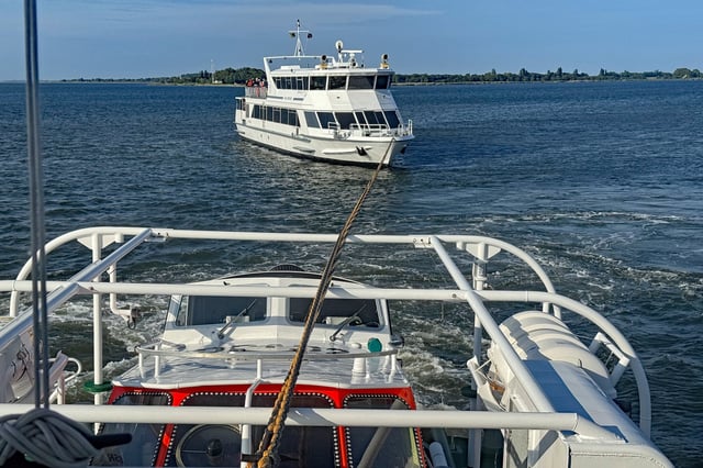 Eine Fähre ist auf dem Weg von Hiddensee nach Rügen auf Grund gelaufen – vermutlich wegen eines technischen Fehlers.
