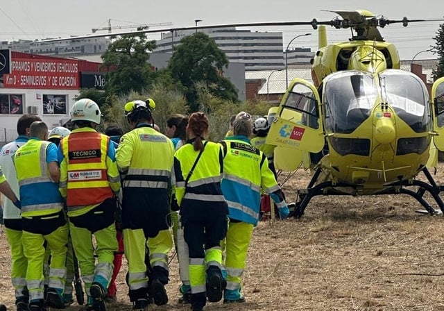 Trabajadores de Summa 112 trasladan en helicóptero al accidentado en Arganda.