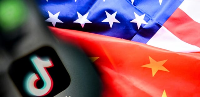 Logo du réseau social TikTok avec les drapeaux de la Chine et des Etats-Unis, le 10 avril 2025