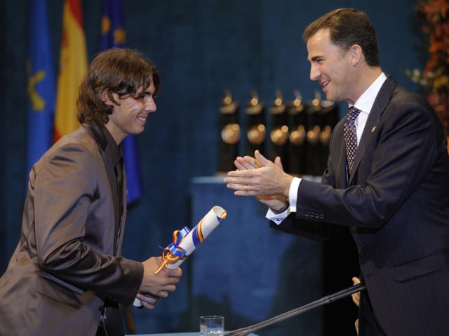 Rafael Nadal recibe de manos del Príncipe Felipe el premio Príncipe de Asturias de los Deportes, en 2008.