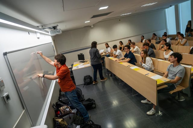 Un grupo de alumnos se somete a las pruebas de selectividad, la semana pasada en la factultad de Derecho de la UB