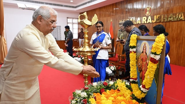 Kerala Governor Rajendra Arlekar offers flowers to a portrait of Bharat Mata at the event in Raj Bhavan on Thursday | X/@KeralaGovernor