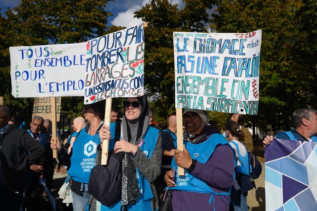 Manifestation devant l'Assemblée nationale en octobre 2023, pour le maintien des Territoires zéro chômeur de longue durée.