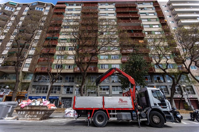 Bloque de la calle de Tarragona en la que el ayuntamiento se vio obligado a permitir 120 pisos turísticos por orden judicial.