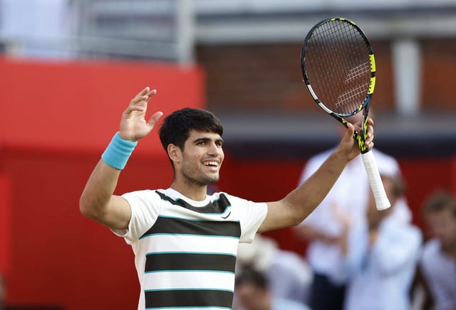 Tennis - Queen's Club Championships - Queen's Club, London, Britain - June 19, 2025 Spain's Carlos Alcaraz celebrates winning his round of 16 match against Spain's Jaume Munar Action Images via Reuters/Peter Cziborra