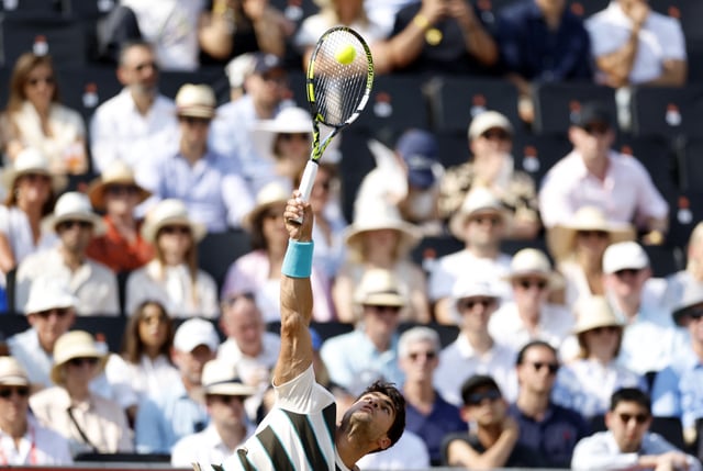 Tennis - Queen's Club Championships - Queen's Club, London, Britain - June 19, 2025 Spain's Carlos Alcaraz in action during his round of 16 match against Spain's Jaume Munar Action Images via Reuters/Peter Cziborra