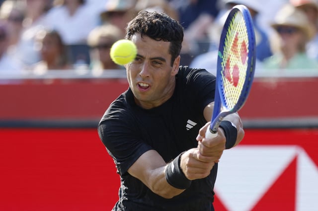 Tennis - Queen's Club Championships - Queen's Club, London, Britain - June 19, 2025 Spain's Jaume Munar in action during his round of 16 match against Spain's Carlos Alcaraz Action Images via Reuters/Peter Cziborra