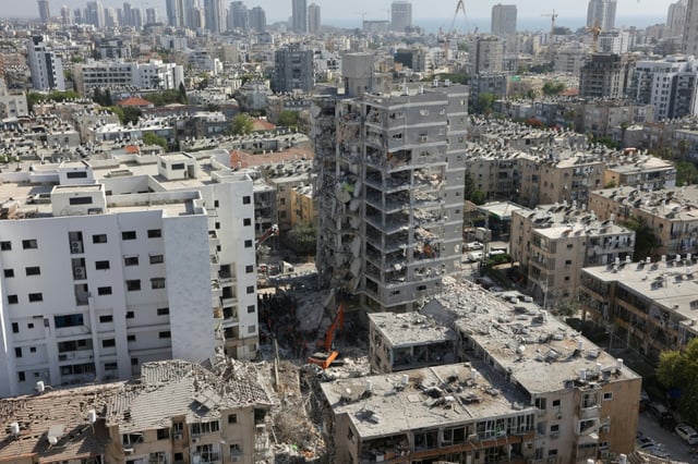 Eine Ukrainerin ist bei einem iranischen Raketenangriff auf ein Wohngebäude in Bat Jam nahe der israelischen Metropole Tel Aviv getötet worden.
