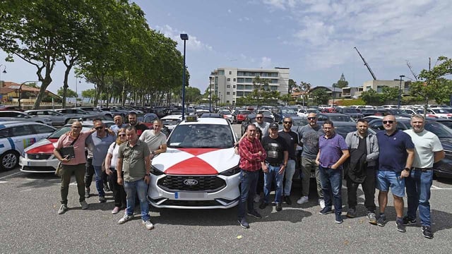 Parte de los taxistas de Vigo, este jueves antes de entrar a la asamblea extraordinaria celebrada en el Verbum