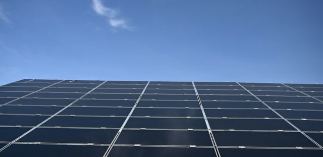 Panneaux solaires le 5 avril 2024 à Manosque, dans les Alpes de Haute-Provence.