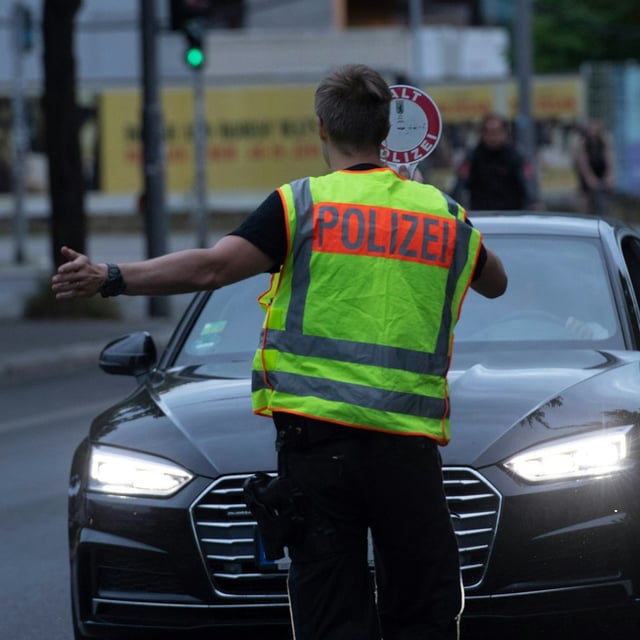 Bei einer Verkehrskontrolle in Tempelhof-Schöneberg hat die Polizei mehrere Waffen sichergestellt.