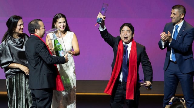 El chef Mitsuharu 'Micha' Tsumura, tras recoger el premio que distingue su restaurante, Maido, como el mejor del mundo de 2025, en la gala celebrada esta noche en Turín.
