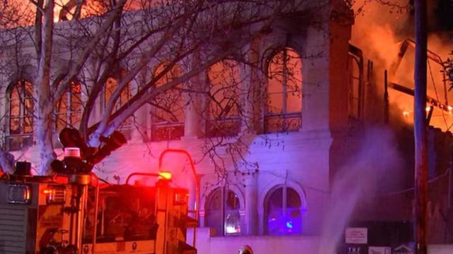 A two-storey mansion in an prestigious suburb of Melbourne’s east has gone up in flames in the early hours of Friday morning. ABC