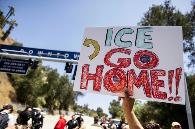 In Los Angeles ist Beamten der US-Einwanderungsbehörde (ICE) der Zutritt zum berühmten Dodger-Stadion verwehrt worden. Der Zutritt zum Gelände sei ihnen "von der Organisation verweigert" worden, hieß es in einer Erklärung der Dodgers, einem Team der Major League Baseball (MLB).