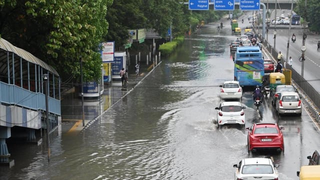 Water logging on Vikas Marg at ITO after heavy rain. (Arvind Yadav/HT Photo)