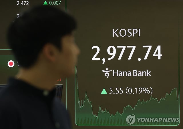 A dealing room at Hana Bank in central Seoul on June 19, 2025 (Yonhap)