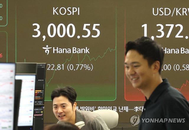 An electronic signboard at Hana Bank in central Seoul shows the benchmark Korea Composite Stock Price Index (KOSPI) hitting the 3,000-point mark for the first time in over three years on June 20, 2025. (Yonhap)