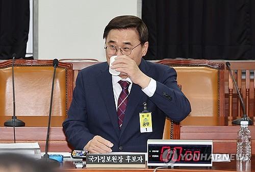Lee Jong-seok, the nominee to lead the National Intelligence Service, drinks water during a confirmation hearing on June 19, 2025. (Yonhap)