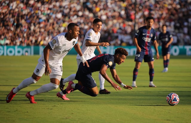 Soccer Football - FIFA Club World Cup - Group B - Paris St Germain v Botafogo - Rose Bowl Stadium, Pasadena, California, U.S. - June 19, 2025 Botafogo's Marlon Freitas in action with Paris St Germain's Desire Doue REUTERS/Daniel Cole