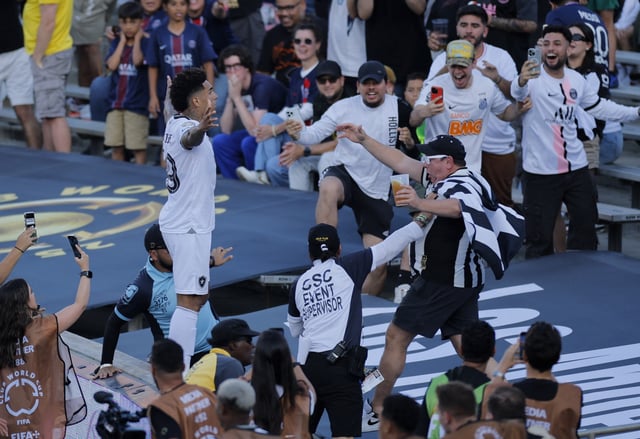 Soccer Football - FIFA Club World Cup - Group B - Paris St Germain v Botafogo - Rose Bowl Stadium, Pasadena, California, U.S. - June 19, 2025 Botafogo's Igor Jesus celebrates scoring their first goal REUTERS/Mike Blake