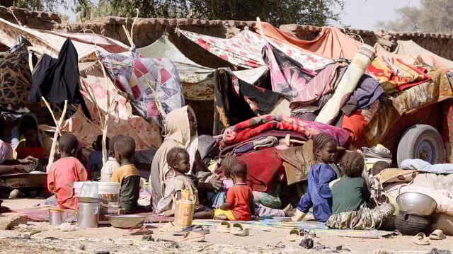Kinder und ihre Mutter im Flüchtlingslager Zamzam im Sudan.