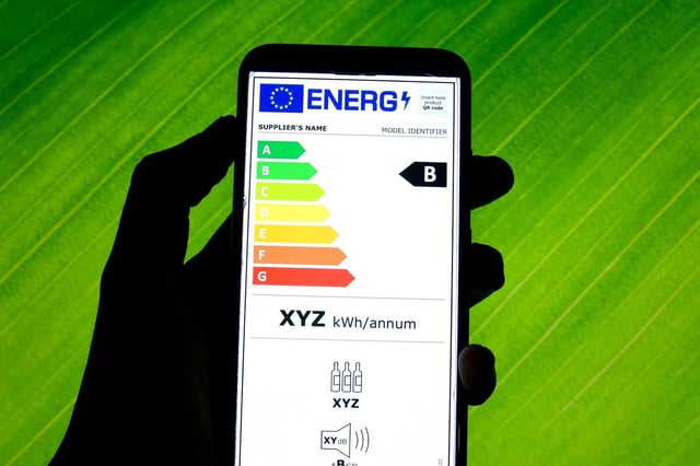 Nouvelle étiquette énergétique pour smartphones. (Illustration : montage photo, étiquette énergétique et fond vert).