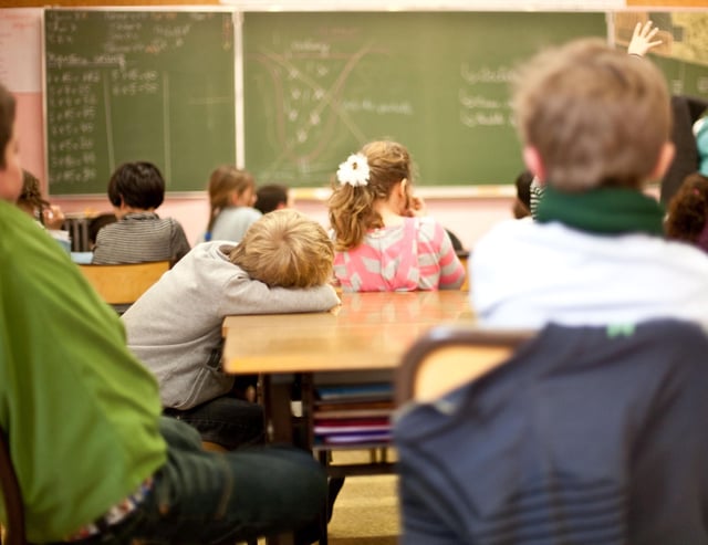Les plus petits sont en pleine vigilance cognitive à 8 heures du matin.